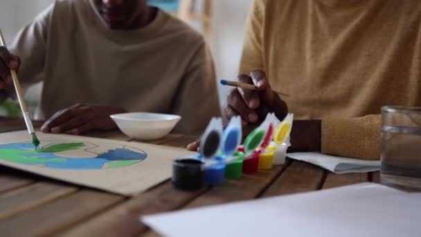 Ηλικιωμένοι Και Μικρά Αγόρια Ζωγραφίζουν Έναν Παγκόσμιο Χάρτη Απολαμβάνοντας Μια — Αρχείο Βίντεο