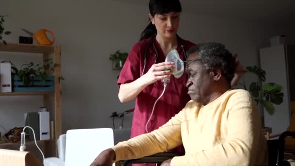 Медсестра Дому Обеспечивает Кислородную Терапию Пожилого Человека Внимательный Профессиональный Уход — стоковое видео