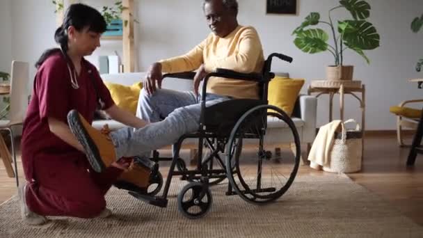 Współczująca Opieka Domu Pielęgniarką Pomagającą Starszemu Mężczyźnie Wózku Inwalidzkim Okres — Wideo stockowe