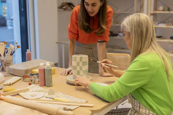 Uma Mulher Adulta Sênior Focada Pintura Padrão Quadriculado Vaso Cerâmica Imagens Royalty-Free
