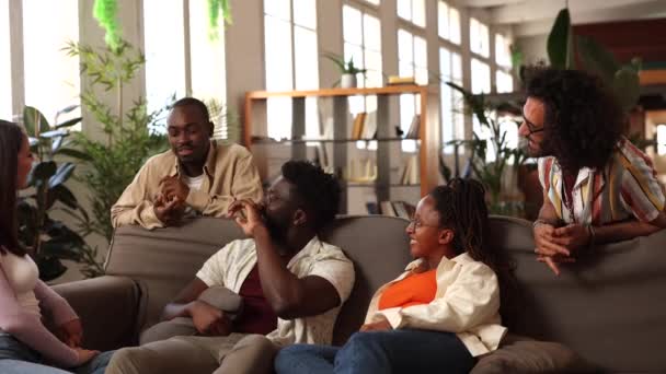 Multikulturelle Freunde Teilen Das Lachen Hellen Wohnzimmer — Stockvideo