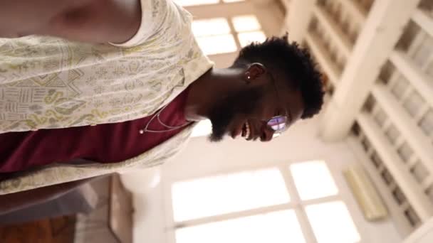 Jeune Homme Affaires Joyeux Mène Appel Avec Une Équipe Dynamique — Video