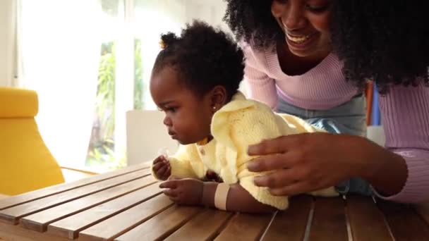 Una Casa Cura Una Madre Mette Con Attenzione Una Benda — Video Stock