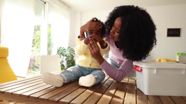 一位忧心忡忡的母亲用温度计温情脉脉地控制着婴儿的发烧 表现出她的关心和关心 — 图库视频影像