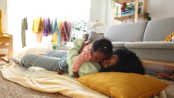Спокойный Момент Мать Ребенок Мирно Спят Вместе Полу Гостиной — стоковое видео