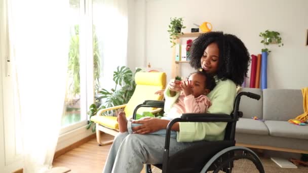 Tekerlekli Sandalyedeki Bir Anne Özenli Çocuğuna Bir Hikaye Okur Kitaplara — Stok video