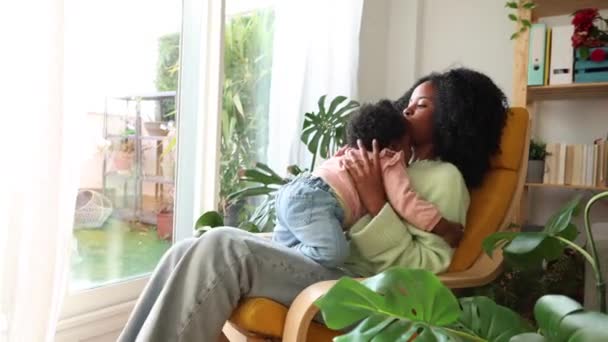 Risa Exuberante Llena Habitación Como Una Madre Juguetona Levanta Hijo — Vídeo de stock