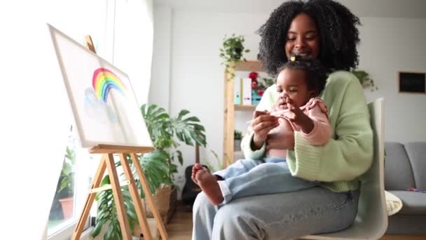 Мать Направляет Своего Малыша Рисовать Красочную Радугу Пробуждая Творчество Воображение — стоковое видео