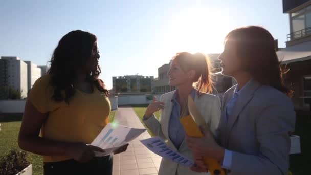 Tři Profesionálové Zapojují Produktivního Outdoorového Setkání Výhledem Město — Stock video