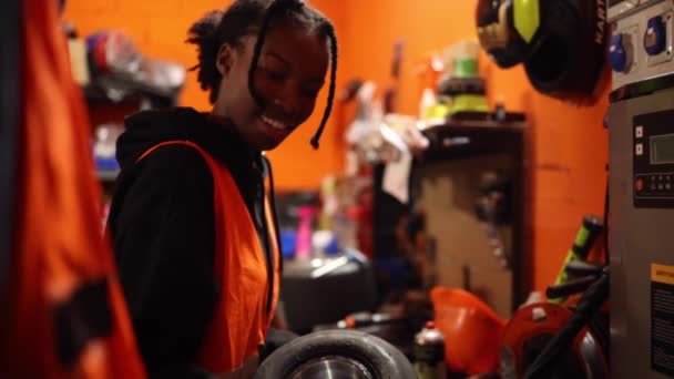 Joyeux Mécanicien Avec Pneu Dans Atelier Karting Orange Vif Affichant — Video