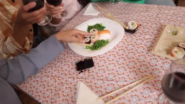 와인과 토스트 매력적인 친구의 클로즈업 기쁨의 자발적인 순간에 즐거운 모임에서 — 비디오