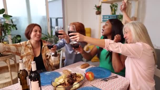 Cuatro Mujeres Brindan Con Entusiasmo Con Copas Vino Tinto Celebrando — Vídeos de Stock