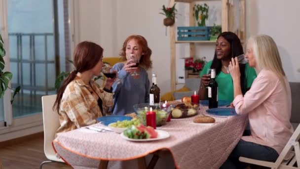 Čtyři Dospělé Ženy Různého Věku Sdílejí Příběhy Víně Večeři Útulném — Stock video