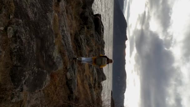 Ein Junger Backpacker Hält Inne Den Blick Auf Einen Bergsee — Stockvideo