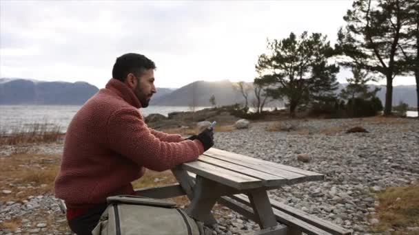 Ένας Άντρας Ένα Άνετο Μπουφάν Απολαμβάνει Μια Στιγμή Μοναξιάς Ένα — Αρχείο Βίντεο
