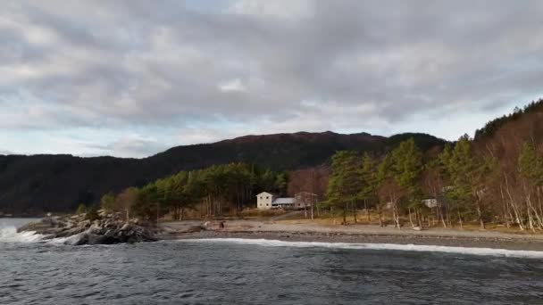 Para Cieszy Się Spokojnym Spacerem Żwirowej Plaży Spokojnej Scandinavian Domów — Wideo stockowe
