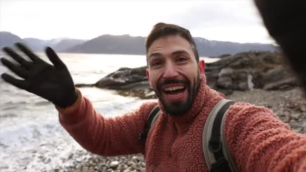 Extasiado Pronto Para Aventura Caminhante Captura Momento Selfie Com Paisagem — Vídeo de Stock