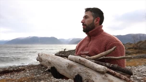 Yansıtıcı Bir Adam Vahşi Güzel Norveç Manzarasıyla Çevrili Bir Fiyortun — Stok video