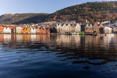 Bergen 'in Bryggen' ının sakin sularından kıtır kış ışığı yansıyor.