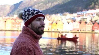 Tarihi Bryggen rıhtımına bakan bir adamın yan profili..