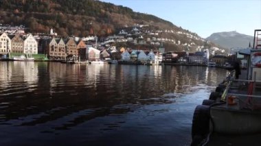Bergen 'in rıhtımı berrak bir kış gökyüzünün altında parlıyor. Norveç' in doğal cazibesi..