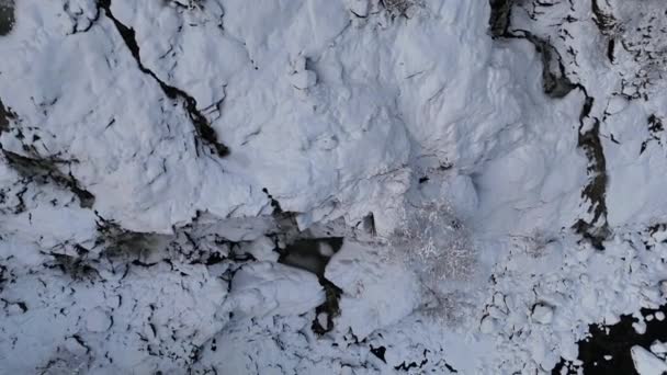 在冬天 鸟瞰的景象捕捉到雪地 岩石遍地的复杂结构 覆盖雪山的落石地形的空中透视 — 图库视频影像