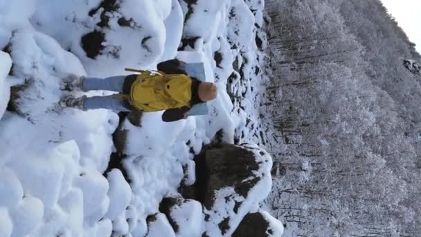 Ein Fokussierter Junger Entdecker Gelber Jacke Studiert Eine Karte Auf — Stockvideo