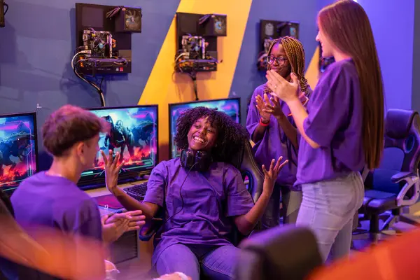 Bir grup genç yakın işbirliği içinde, zorlu bir oyun oturumunda bir sonraki hamlelerini planlıyorlar..