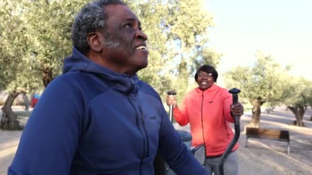 Egy Idős Férfi Egy Együtt Nevetnek Miközben Szabadtéri Fitneszfelszerelést Gyakorolnak — Stock videók