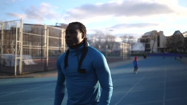 Tânăr Alergător Concentrat Păr Împletit Sprintează Într Neclaritate Mișcare Fundal — Videoclip de stoc