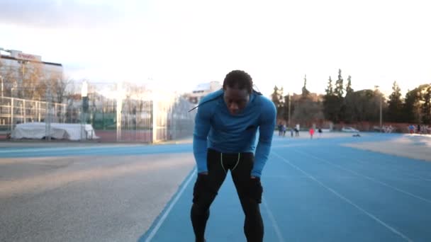 男子跑步者在阳光灿烂的田径运动道上做晨练时 身体强壮的男子跑步者 — 图库视频影像