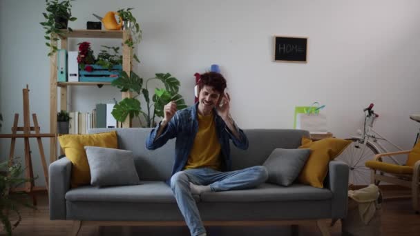 Seorang Pemuda Bersantai Sofa Dengan Headphone Tersesat Dalam Melodi Rumah — Stok Video