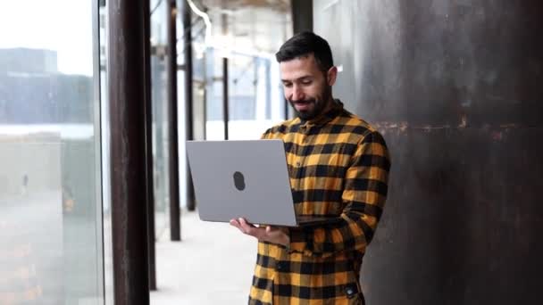Focused Professional Plaid Shirt Engaged His Laptop Minimalist Urban Workspace — Stock Video
