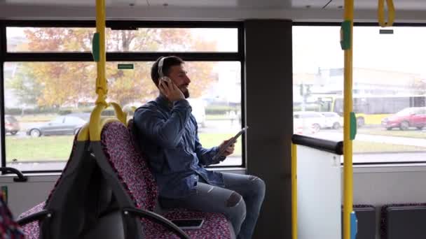 Ein Entspannter Mann Jeansjacke Genießt Sein Tablet Während Während Einer — Stockvideo
