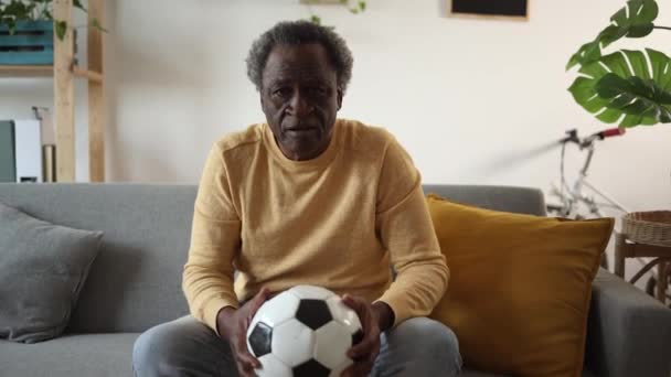 Entusiasta Del Fútbol Anciano Animado Expresa Emoción Mientras Sostiene Una — Vídeos de Stock