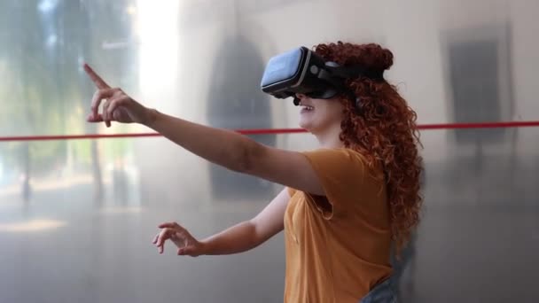 Jovem Engajada Com Cabelos Vermelhos Encaracolados Explorando Realidade Virtual Com — Vídeo de Stock
