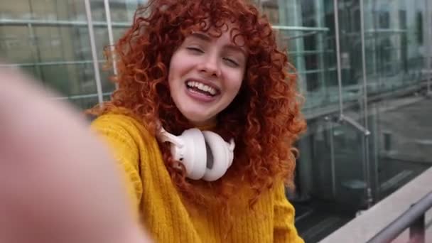 Χαρούμενη Σγουρή Γυναίκα Κόκκινα Μαλλιά Που Κυματίζει Μπροστά Από Γυάλινο — Αρχείο Βίντεο