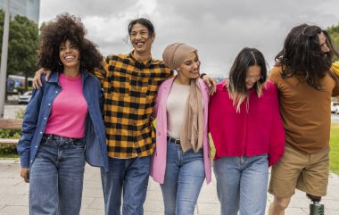 Farklı etnik kökenlere sahip beş arkadaş, yakın bağlarını sergileyerek, kentsel bir ortamda sakin bir yürüyüş yaparken aynı kahkahayı paylaşıyor..