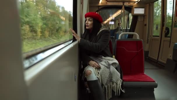 Νεαρή Γυναίκα Κόκκινο Μπερέ Κοιτάζοντας Έξω Από Παράθυρο Του Τρένου — Αρχείο Βίντεο