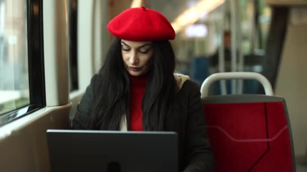 Una Joven Con Una Boina Roja Enfoca Profundamente Computadora Portátil — Vídeos de Stock
