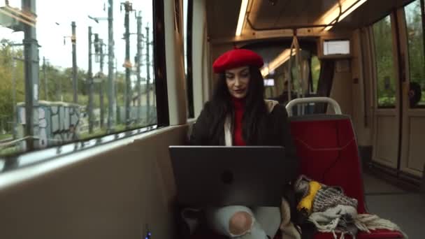 Módní Mladá Žena Červeném Baretu Pracuje Pozorně Svém Notebooku Při — Stock video