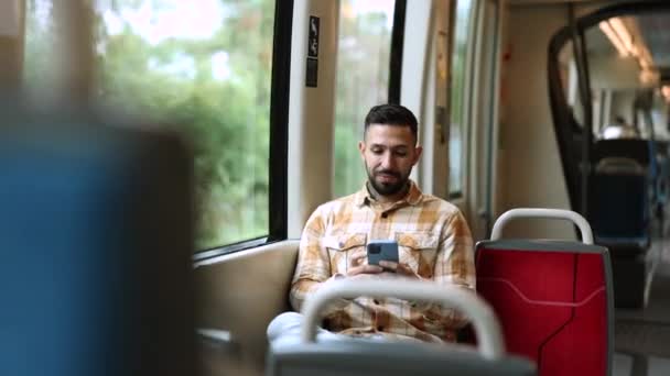 Adam Trene Binerken Smartphone Daldı — Stok video
