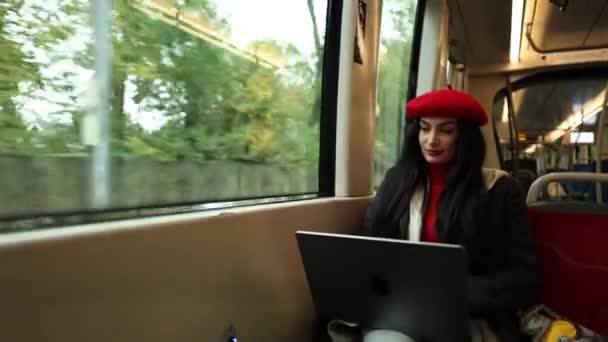 Una Joven Mujer Moda Trabaja Portátil Mientras Está Sentada Junto — Vídeos de Stock