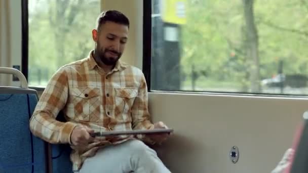 플레이드 셔츠를 전문가는 기차로 여행하는 노트북을 사용하여 조용한 속에서 생산성을 — 비디오
