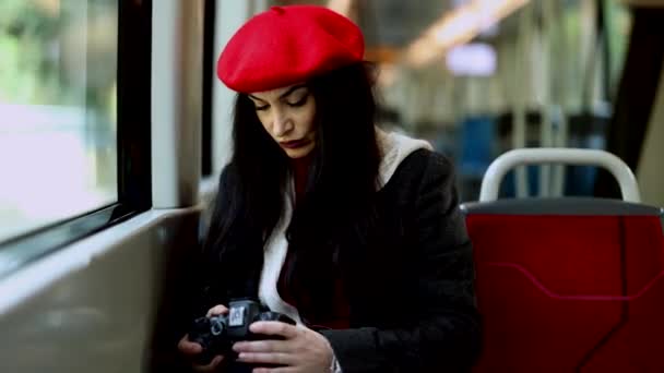 Ung Kvinna Stilren Röd Basker Koncentrerar Sig Att Justera Kameran — Stockvideo
