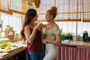 İki genç kadın, bir Asyalı ve bir melez, bir bardak süt ve bir kahkahayı paylaşıyorlar. Parlak, bohem bir ortamda mutfaktaki yoldaşlıklarının tadını çıkarıyorlar..