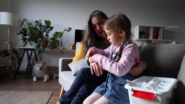 Przytulnym Salonie Babcia Dzieli Chwilę Radości Swoją Wnuczką Podczas Wykonywania — Wideo stockowe