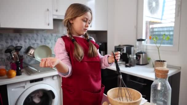 부엌에서 그녀의 베이킹 세션을 즐기는 그릇에 속삭임 — 비디오