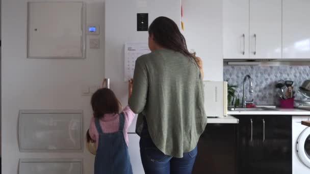 Egy Anya Kislánya Együtt Tervezik Hónapjukat Fontos Dátumokat Jelölve Meg — Stock videók