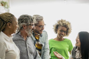 Coşkulu, karışık yaş takımı, ofislerinde öylesine bir ara verip gerçek bir kahkaha ve bağlantı anından zevk alıyor..